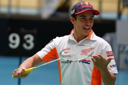 Marc Márquez juguetea con la raqueta de badminton, hoy, en Kuala Lumpur, antes de participar en una exhibición con exolímpicos malayos.-ALEJANDRO CERESUELA