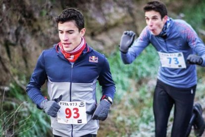 Àlex Márquez simula que su hermano Marc va en moto, gas a tope, en la carrera de ayer en Cervera.-ALEJANDRO CERESUELA