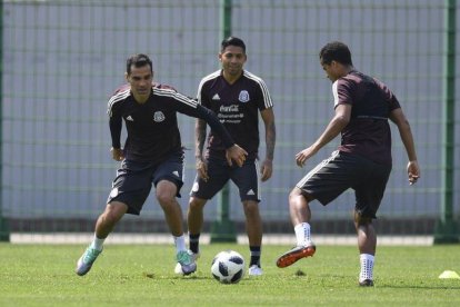 Márquez, a la izquierda, sin publicidad en su camiseta, en el último entrenamiento de México.-YURI CORTEZ (AFP)