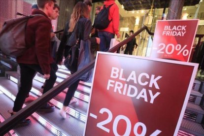 Un comercio durante el Black Friday.-FERRAN NADEU