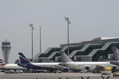 Aviones estacionados en el aeropuerto de El Prat.-ARCHIVO