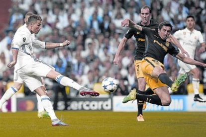 Cristiano empalma el derechazo que supuso su segundo gol del Real Madrid ante el Atlético, en las semifinales de la Champions.-JOSÉ LUIS ROCA