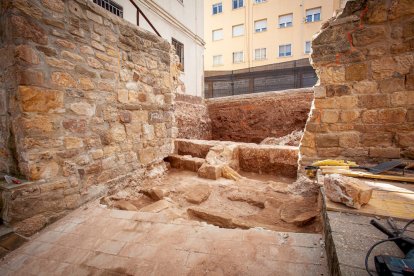 <p>Las obras en las ruinas de San Nicolás están<strong> abriendo nuevas perspectivas del antiguo templo y su entorno</strong>. En concreto, sobre la necrópolis de la zona Sur.</p>

<p>Durante la excavación pra construir el<strong> edificio de camerinos</strong> la vigilancia arqueológica ha topado con<strong> el muro de cierre del cementerio y algunos restos funerarios.</strong></p>

<p>FOTÓGRAFO: MARIO TEJEDOR</p>