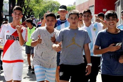 Seguidores de River Plate, por las calles de Buenos Aires.-EFE