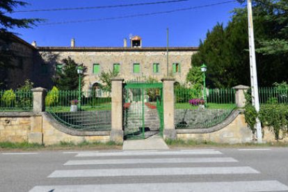 Exterior de la residencia de El Royo./ VALENTÍN GUISANDE-