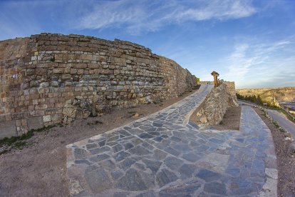 Muralla de Medinaceli tras una fase anterior de la rehabilitación.-MARIO TEJEDOR