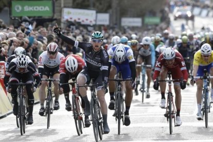 San Bennett sorprendió en el esprint de la tercera etapa de la París Niza.-LAURENT CIPRIANI