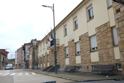 Imagen de Navaleno con el colegio público a la derecha. RAQUEL FERNÁNDEZ