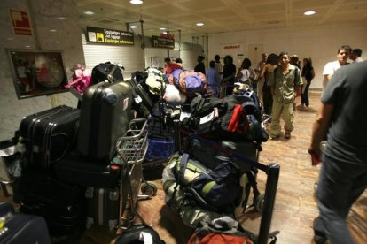 Maletas perdidas en el aeropuerto de Barcelona.-FERRAN NADEU