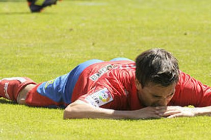 Natalio, decepcionado tras errar una clara ocasión ante el Nástic. / V. Guisande-