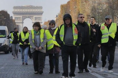 La protesta en los campos Elíseos de París, con el Arco de Triunfo al fondo.-AP/ PHOTO MICHEL EULER