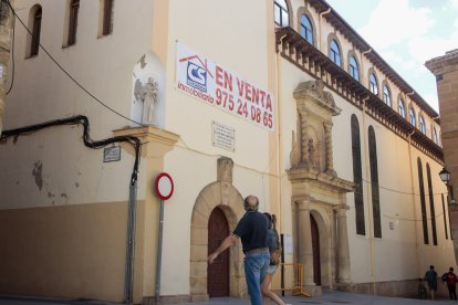 Cartel anunciando la venta del colegio.