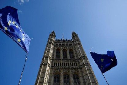 Banderas europeas junto al Parlamento británico.-