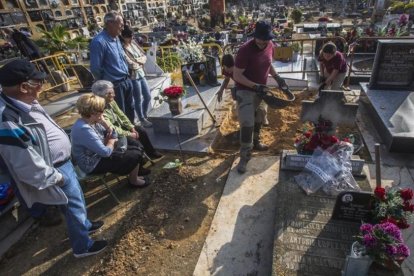 Varios familiares de represaliados franquistas asisten al inicio de los trabajos de exhumación de una fosa común en el cementerio de Paterna (Vàlencia).-/ MIGUEL LORENZO