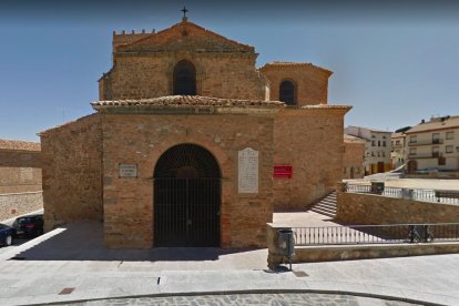 Iglesia de San Miguel con la placa a la derecha en color blanco. HDS