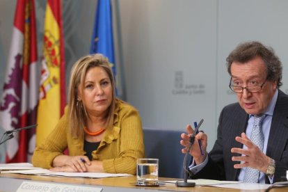 La vicepresidenta y portavoz de la Junta de Castilla y León, Rosa Valdeón, comparece en rueda de prensa posterior al Consejo de Gobierno. Le acompaña en la imagen, José Antonio de Santiago-Juárez, consejero de la Presidencia-Ical