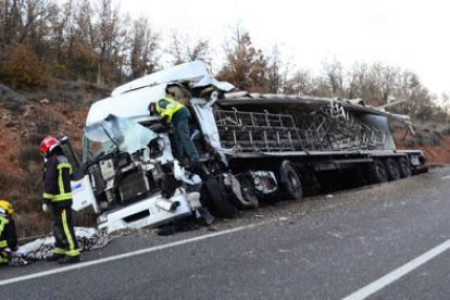 Uno de los vehiculos articulados fue desplazado fuera de la calzada a causa de la gran violencia del impacto . / ÁLVARO MARTÍNEZ-