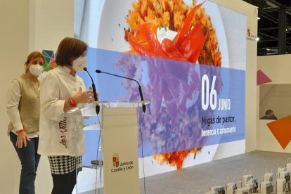 La cocinera Lourdes Cascantes durante su ponencia ayer en Fitur ante la mirada de la concejala Yolanda Santos. HDS