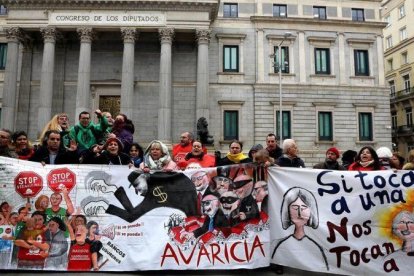 Protesta contra los desahucios ante el Congreso de los Diputados en el 2017.-JUAN MANUEL PRATS