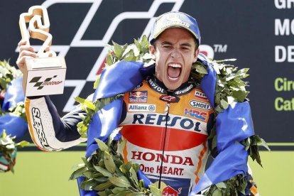 El piloto español de MotoGP,Marc Márquez, del equipo Repsol Honda, celebra en el podio su victoria en la carrera del Gran Premio de Cataluña de Motociclismo que se ha disputado este domingo en el Circuito de Barcelona-Cataluña.-ANDREU DALMAU (EFE)