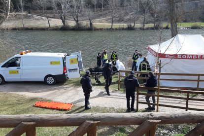 El cuerpo del joven ahogado en el río es introducido al furgón para su traslado después de que la jueza levantara el cadáver.-V.F.M.