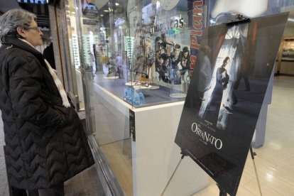 Cartel de la película ‘El Orfanato’, ayer en un comercio del centro de la ciudad. / ÚRSULA SIERRA-