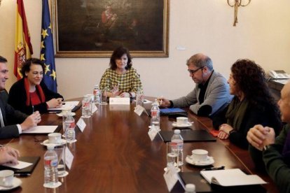 La vicepresidenta del Gobierno, Carmen Calvo, presidiendo la primera Mesa del Diálogo Social sobre igualdad de género en el mercado laboral, junto a sindicatos y patronales.-CHEMA MOYA (EFE)