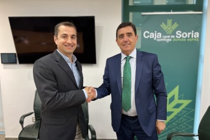 Carlos Martínez y Alberto Martín sellan la firma del acuerdo de colaboración. HDS