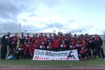 La expedición del Atletismo Numantino que ayer logró la segunda plaza en Pamplona.-HDS