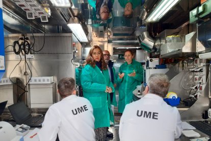 Virginia Barcones durante su visita al Céder de Lubia para conocer las investigaciones de la UME. HDS