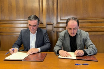 Antonio Pardo y Benito Serrano, en la firma del convenio. HDS