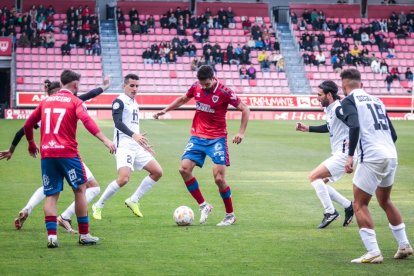 Toni  Arranz es uno de los jugadores del Numancia que están apercibidos. GONZALO MONTESEGURO