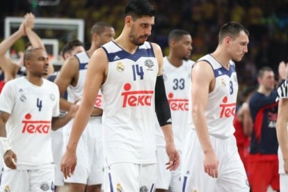 Los jugadores blancos se retiran cabizbajos en Estambul.-TOLGA BOZOGLU