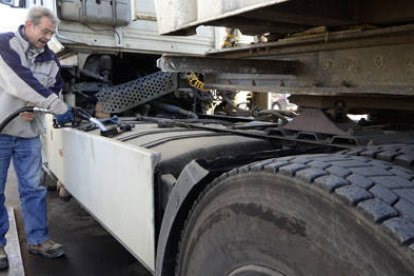 Un camionero repostando en una gasolinera. / VALENTÍN GUISANDE-