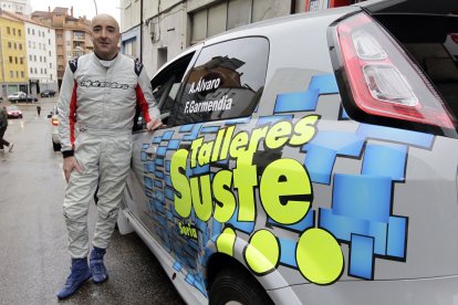 El piloto soriano Agustín Álvaro junto a su Citroën BX con el que se ha proclamado campeón de España. HDS