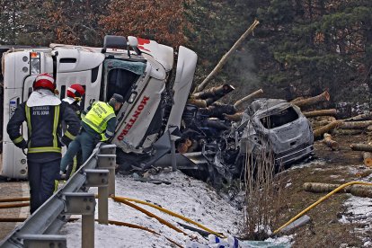 Los servicios de emergencia observan el estado de los vehículos tras sofocar las llamas. MARIO TEJEDOR