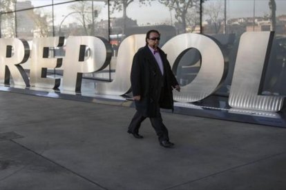 Un viandante pasa junto a la sede central de Repsol, en Madrid. Un viandante pasa junto a la sede central de Repsol, en Madrid.-REUTERS / ANDREA COMAS