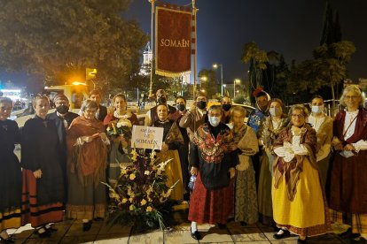 Amigos de Somaén poco antes de empezar el recorrido de la ofrenda esta mañana.-HDS