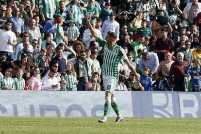 Joaquín celebra la gesta con la afición bética.-EFE / JOSÉ MANUEL VIDAL