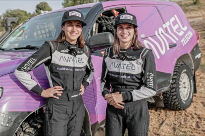 Las hermanas Plaza junto a su coche Toyota Land Cruiser. HDS