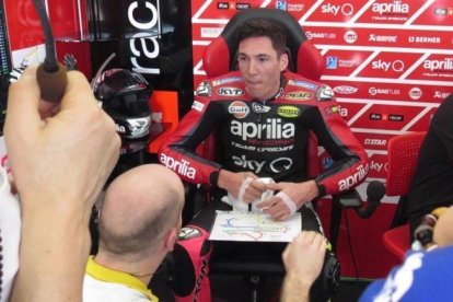 El catalán Aleix Espargaró dialoga con sus técnicos en el boxe de Aprilia en Sepang (Malasia).-EMILIO PÉREZ DE ROZAS