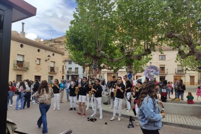 Un momento del baile vermú celebrado ayer en San Esteban de Gormaz. ANA HERNANDO