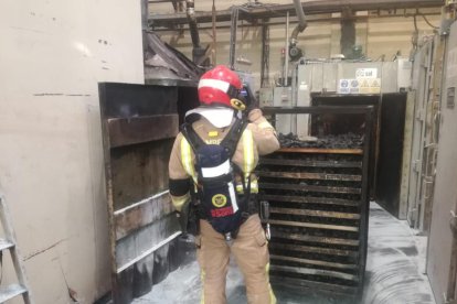 Un bombero observa el horno afectado tras el incendio. HDS