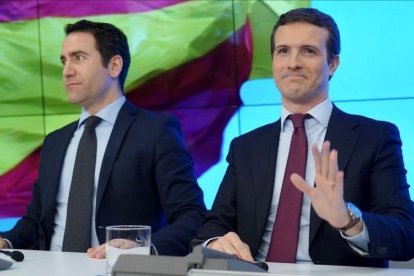 Teodoro García Egea y Pablo Casado, en la junta directiva nacional de esta mañana en Génova.-JOSÉ LUIS ROCA