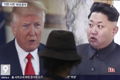 Un hombre mira en una televisión de un escaparate de Seúl un programa que habla de la crisis entre EEUU y Corea del Norte. /-AP / AHN YOUNG-JOON