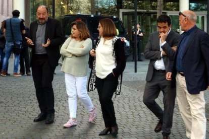 Llorach, en el centro de la imagen, acompañada por, entre otros, Sanchis y Patxot, a la salida de la Ciutat de la Justícia, el pasado 10 de mayo.-ACN / POL SOLÀ