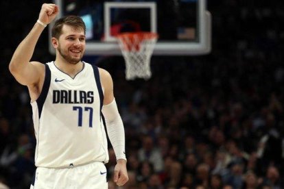 Luka Doncic celebra una canasta anotada en el último partido de los Mavericks contra los Nets.-RONALD MARTINEZ (AFP)