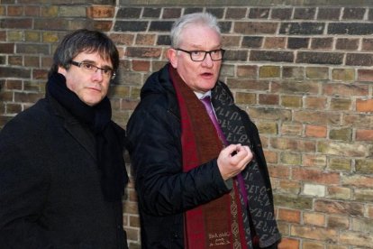 Carles Puigdemont y el senador Pol van den Driessche, en Brujas (Bélgica)-/ HORST WAGNER (EFE)