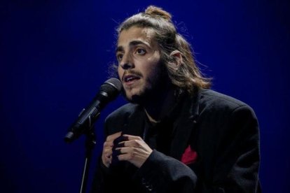 El cantante Salvador Sobral, representante de Portugal en el Festival de Eurovisión 2017, durante uno de los ensayos en Kiev.-GLEB GARANICH