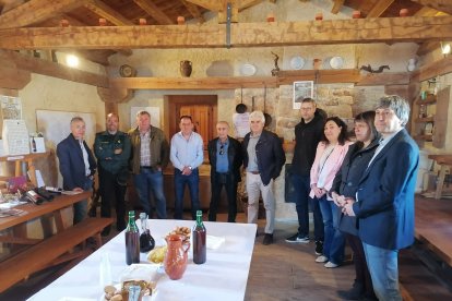 Asistentes a la apertura de la exposición en el lagar de San Esteban. Ana Hernando